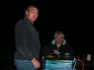 Hans beim Kartoffel-Puffer backen