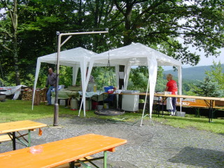 hier gabs lecker Steaks, Wurst und Pommes