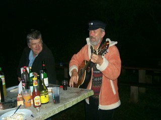 Artur spielt auf seiner Gitarre