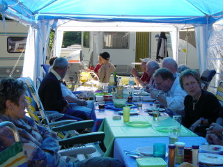 eine schne lange Tafel