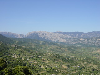 im Hintergrund die nchsten Berge