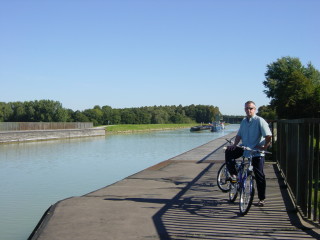 ein Schiff fhrt ber eine Brcke!