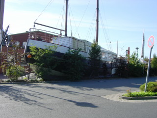 ein zum Restaurant umgebautes Schiff